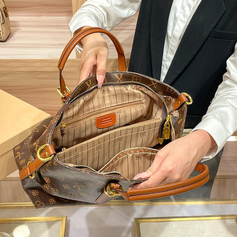 Large capacity genuine leather tote bag.